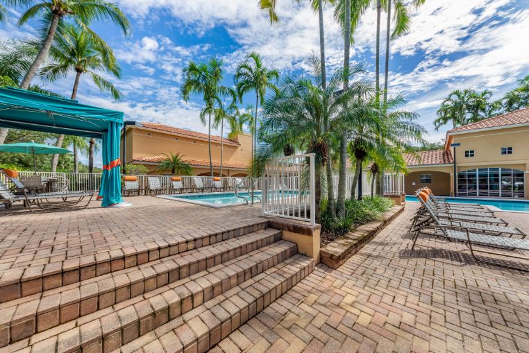 Gatehouse On The Green Apartments In Jacaranda Plantation Fl