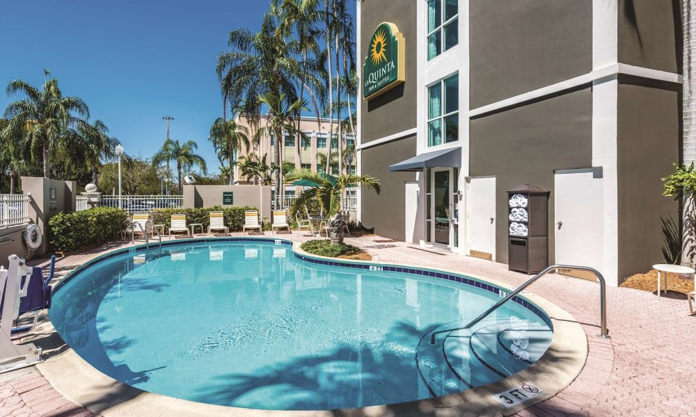 La Quinta Inn &amp; Suites by Wyndham Plantation at SW 6th St