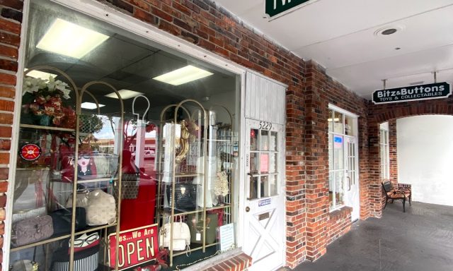 Plantation Village Shopping Center